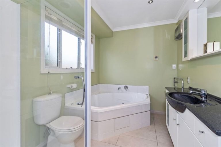 Photo of property in 18 Willowview Drive, Redwood, Christchurch, 8051