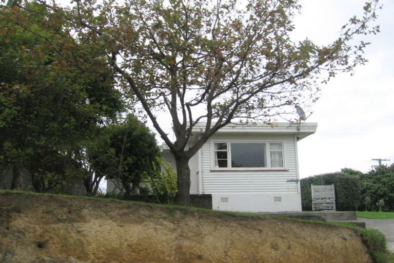 Photo of property in 2 Mexted Terrace, Tawa, Wellington, 5028