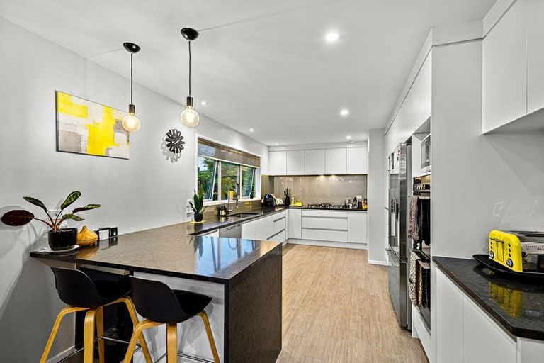 Photo of property in 23 Helleur Road, Massey, Auckland, 0614