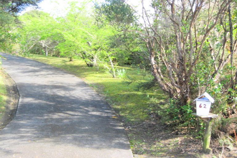 Photo of property in 62 Rauhuia Crescent, Parau, Auckland, 0604