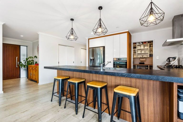 Photo of property in 32 Waitemata Drive, One Tree Point, 0118