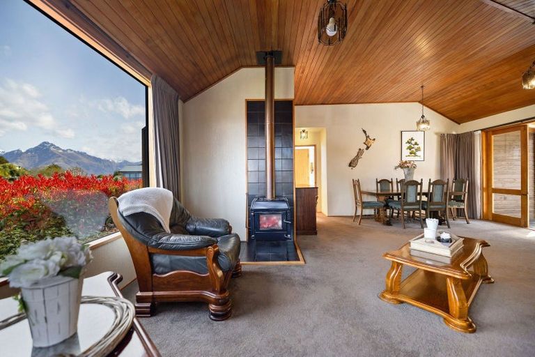 Photo of property in 9 Greenstone Place, Fernhill, Queenstown, 9300