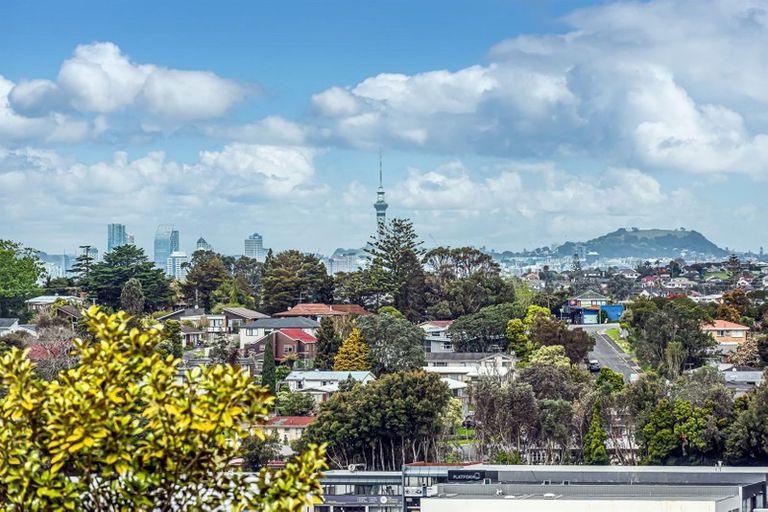 Photo of property in 1/41 Target Road, Totara Vale, Auckland, 0629