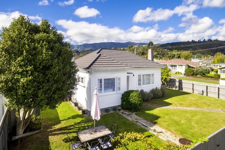 Photo of property in 2 Oxford Crescent, Ebdentown, Upper Hutt, 5018
