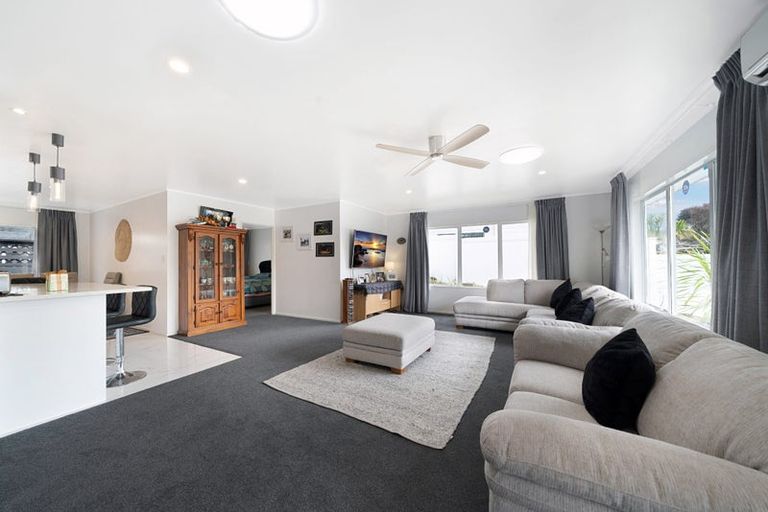 Photo of property in 15 Lanier Place, Glendene, Auckland, 0602