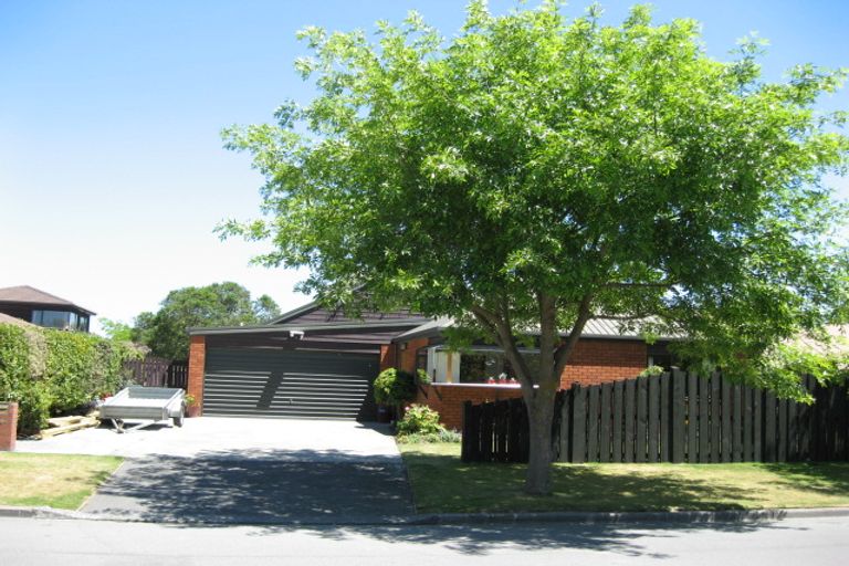 Photo of property in 14 Brockhall Lane, Avonhead, Christchurch, 8042