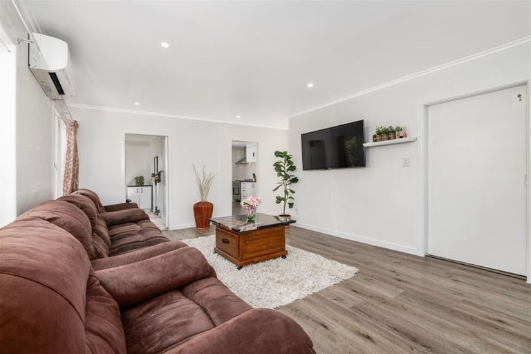 Photo of property in 2/176 Henderson Valley Road, Henderson, Auckland, 0612