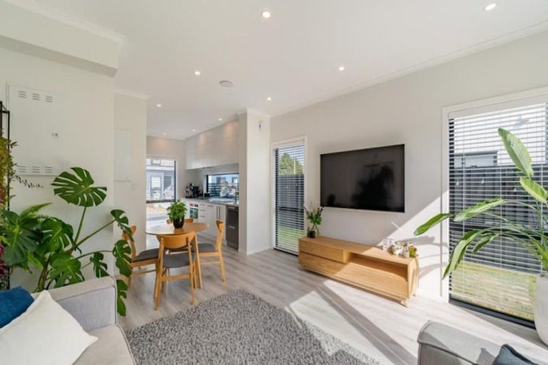 Photo of property in 5 Gloaming Lane, Wallaceville, Upper Hutt, 5018