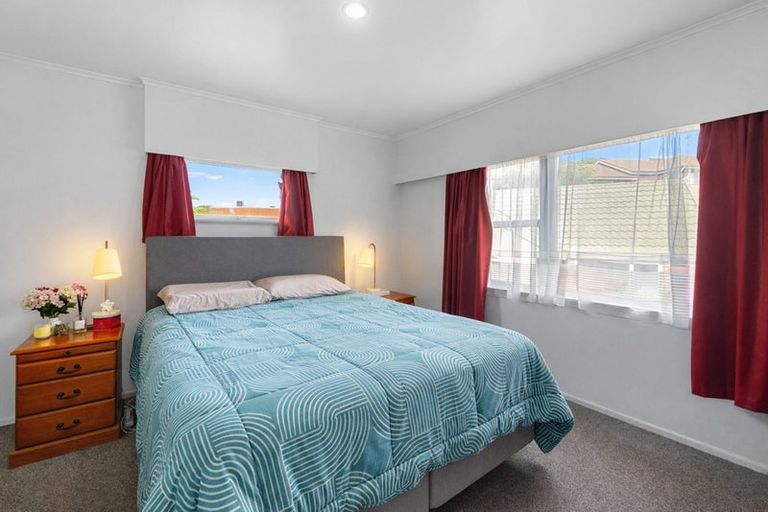 Photo of property in 1/5 Camelot Place, Glenfield, Auckland, 0629