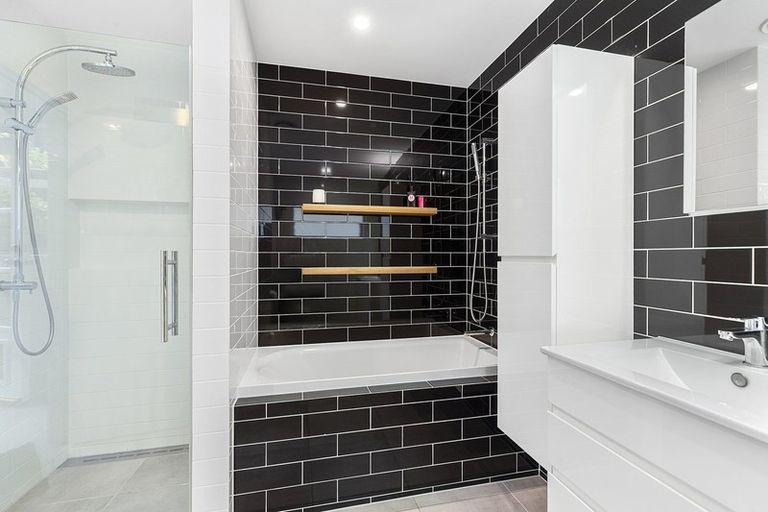 Photo of property in 282 Queens Drive, Lyall Bay, Wellington, 6022