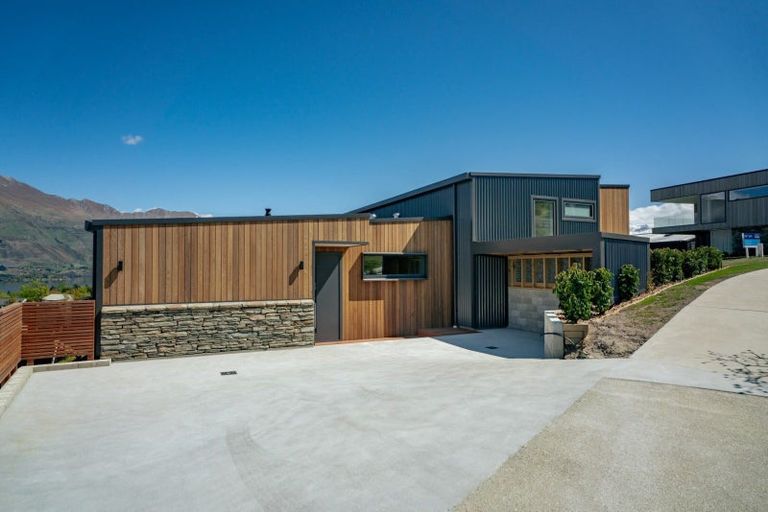 Photo of property in 21 Fenton Avenue, Wanaka, 9305
