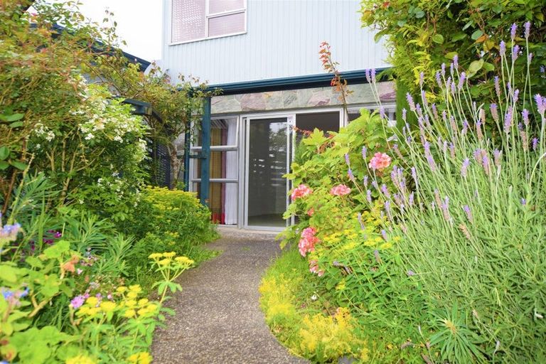 Photo of property in 19a Cleve Road, Green Bay, Auckland, 0604