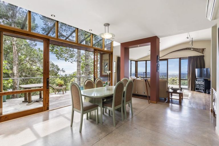 Photo of property in 318 Forest Road, Waiatarua, Auckland, 0612