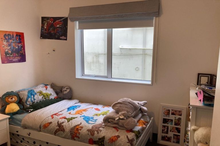 Photo of property in 15 Mills Road, Brooklyn, Wellington, 6021