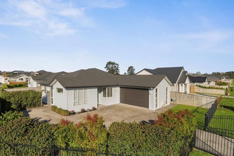 Photo of property in 1 Aporo Drive, Kumeu, 0810