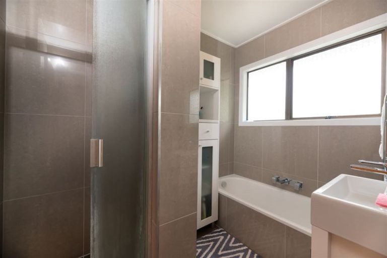 Photo of property in 92 Kemp Road, Massey, Auckland, 0614