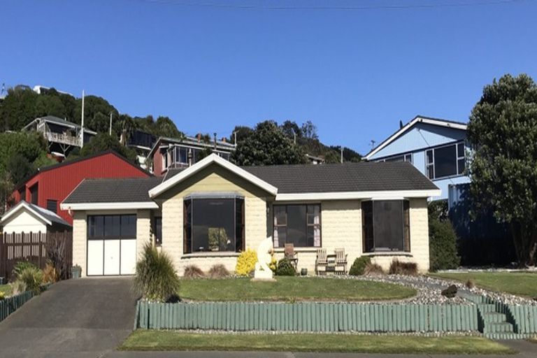 Photo of property in 100 Marine Parade, Bluff, 9814