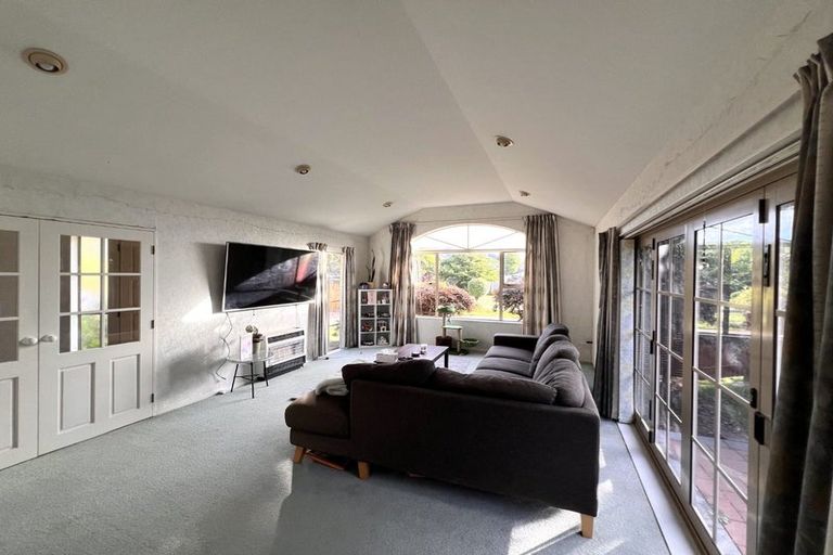 Photo of property in 10 Balmerino Grove, Waikanae, 5036