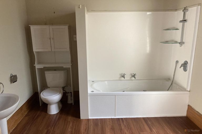 Photo of property in 52 Timaru Road, Waimate, 7924