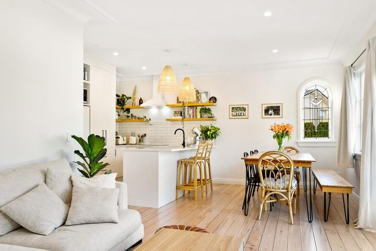 Photo of property in 28 Rewarewa Road, Te Atatu Peninsula, Auckland, 0610