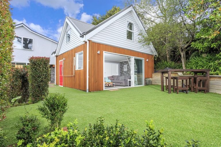 Photo of property in 100 Kowhai Road, Campbells Bay, Auckland, 0630