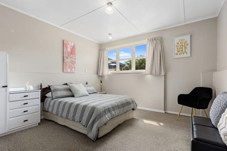 Photo of property in 1 Hawthorn Crescent, Stokes Valley, Lower Hutt, 5019