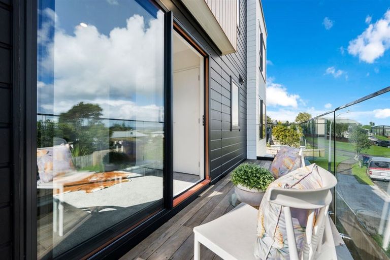 Photo of property in 4b Flaunty Place, West Harbour, Auckland, 0618