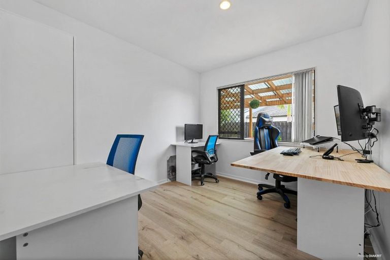 Photo of property in 30 Spalding Rise, Golflands, Auckland, 2013