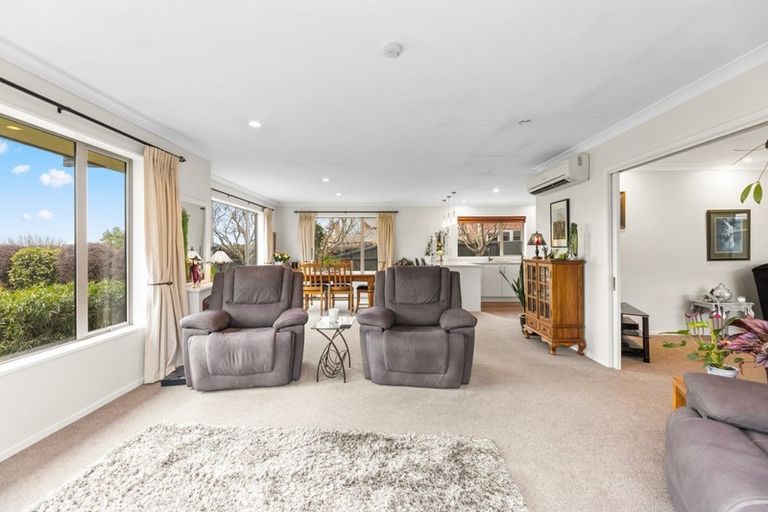 Photo of property in 92 Willowview Drive, Redwood, Christchurch, 8051
