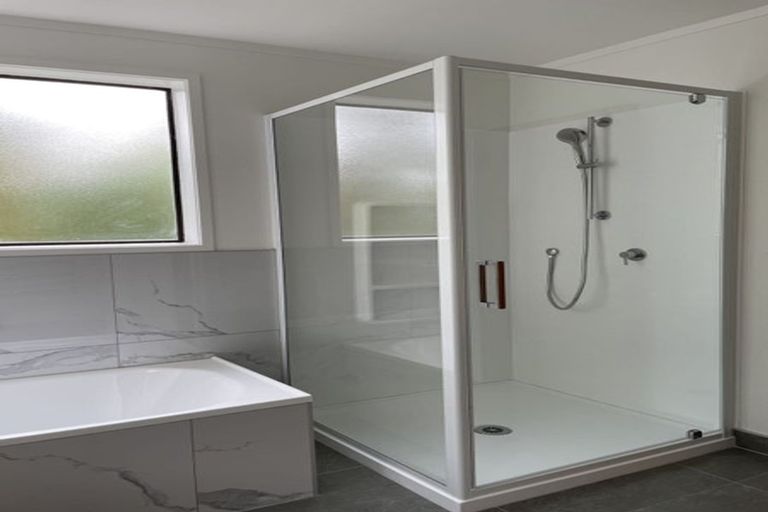 Photo of property in 2/84a Avonleigh Road, Green Bay, Auckland, 0604