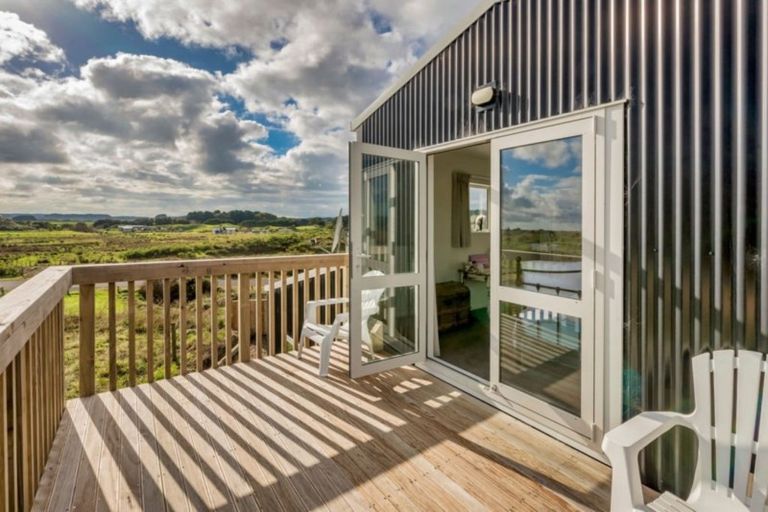 Photo of property in 111 Strathnaver Drive, Waikawa Beach, Levin, 5573