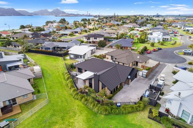 Photo of property in 8 Erin Jane Place, One Tree Point, 0118