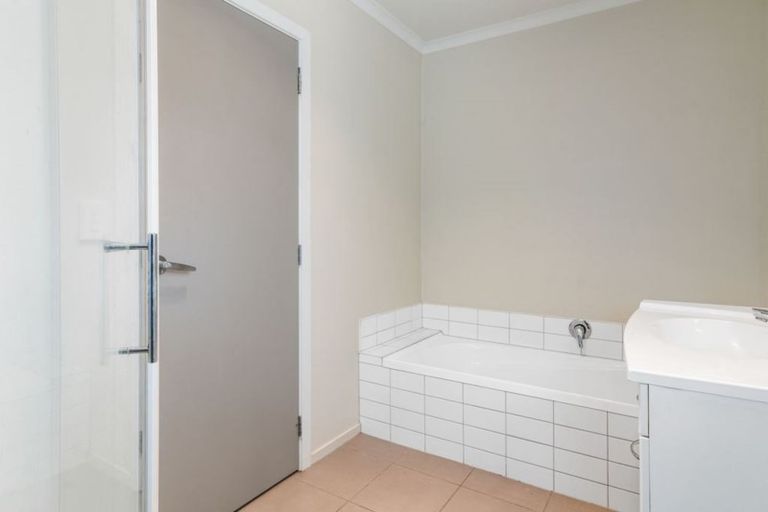 Photo of property in 29/64 Kawaha Point Road, Kawaha Point, Rotorua, 3010