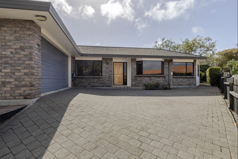 Photo of property in 15 Sandel Rise, Merrilands, New Plymouth, 4312