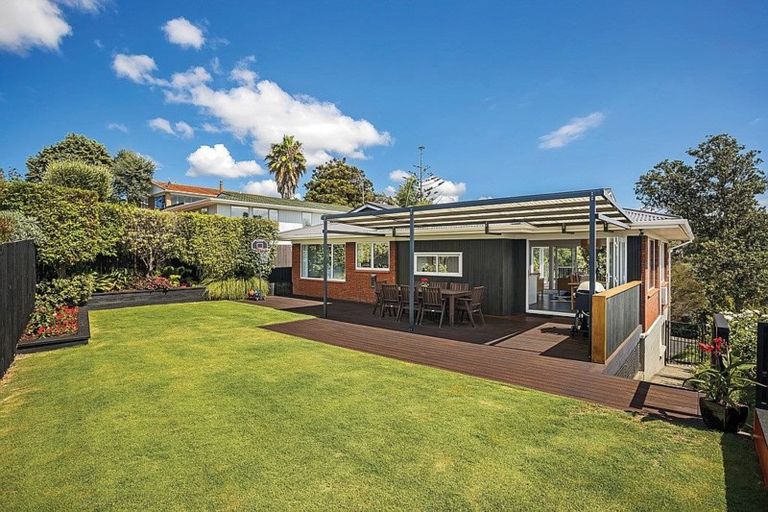 Photo of property in 61 Braemar Road, Castor Bay, Auckland, 0620
