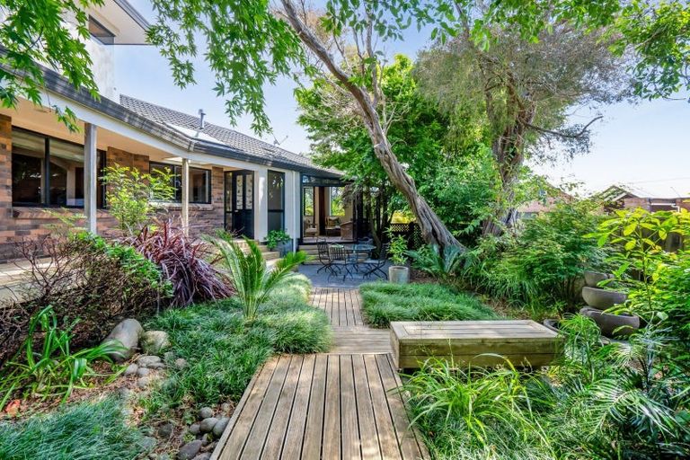 Photo of property in 15 Del Mar Place, Merrilands, New Plymouth, 4312