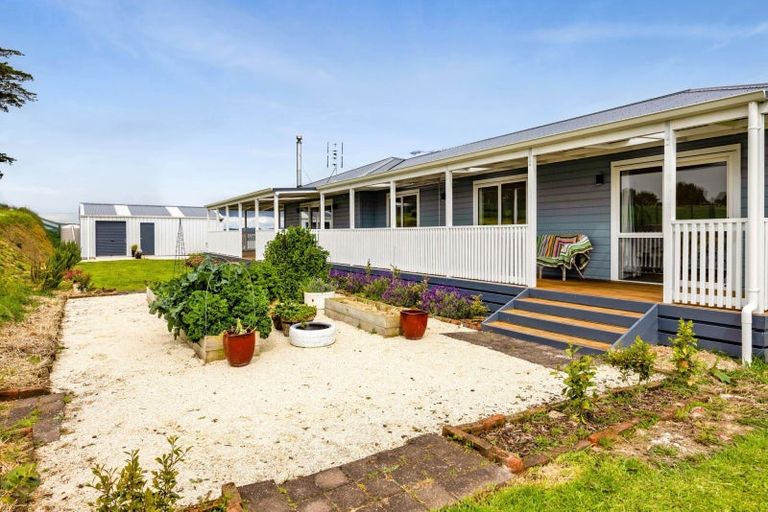 Photo of property in 43a Rawhitiroa Road, Eltham, 4398