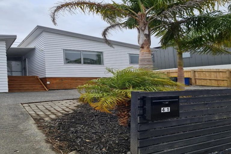 Photo of property in 43 Renata Crescent, Te Atatu Peninsula, Auckland, 0610