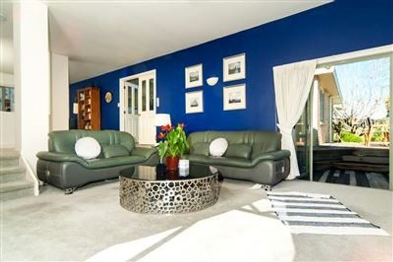 Photo of property in 21 Taroka Close, Pinehill, Auckland, 0632