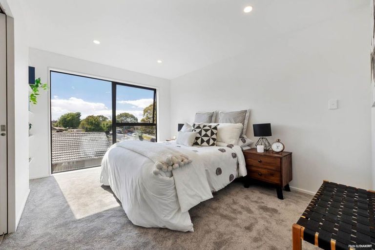 Photo of property in 3/26 Buscomb Avenue, Henderson, Auckland, 0610