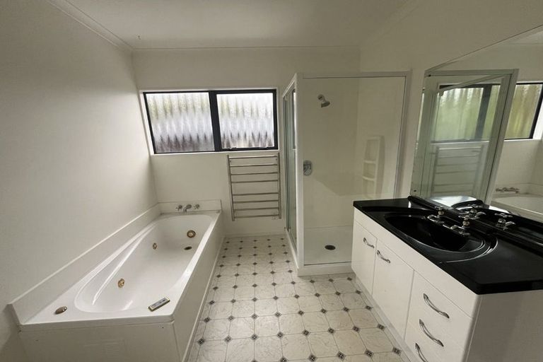 Photo of property in 19 Kilkelly Close, Tawa, Wellington, 5028