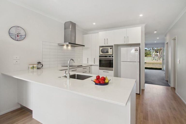 Photo of property in 7 Briddock Way, Swanson, Auckland, 0614