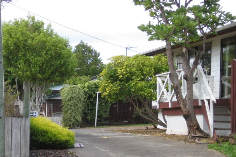 Photo of property in 2/5 Gazelle Avenue, Beach Haven, Auckland, 0626