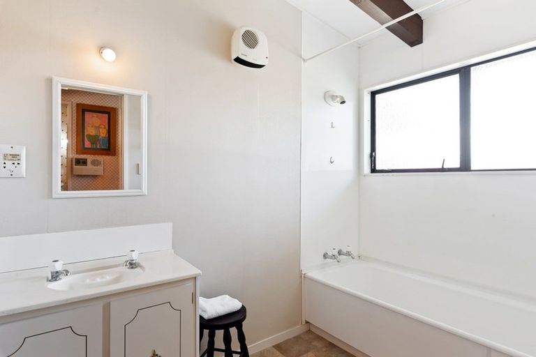 Photo of property in 175 Tutere Street, Waikanae Beach, Waikanae, 5036