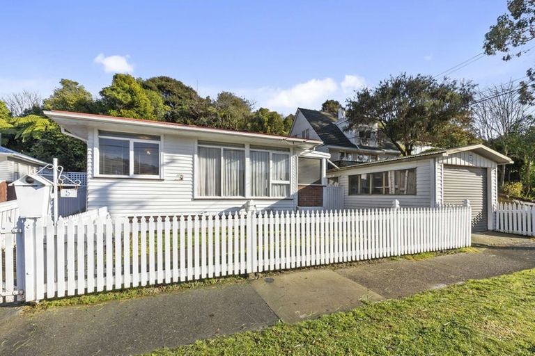 Photo of property in 5 Bird Grove, Stokes Valley, Lower Hutt, 5019