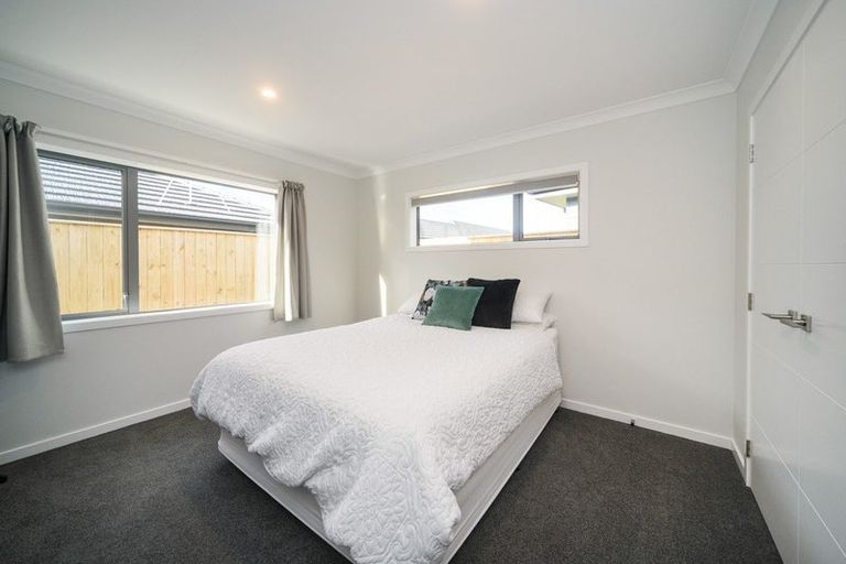 Photo of property in 22 Cyprus Place, Fitzherbert, Palmerston North, 4410