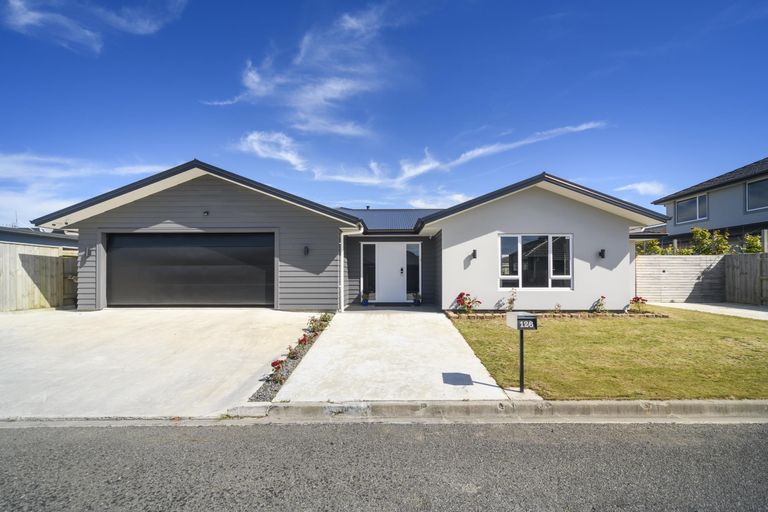 Photo of property in 126 Johnstone Drive, Fitzherbert, Palmerston North, 4410