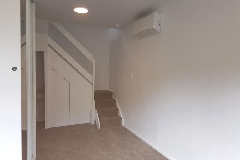 Photo of property in 35 Barker Rise, Northcross, Auckland, 0632