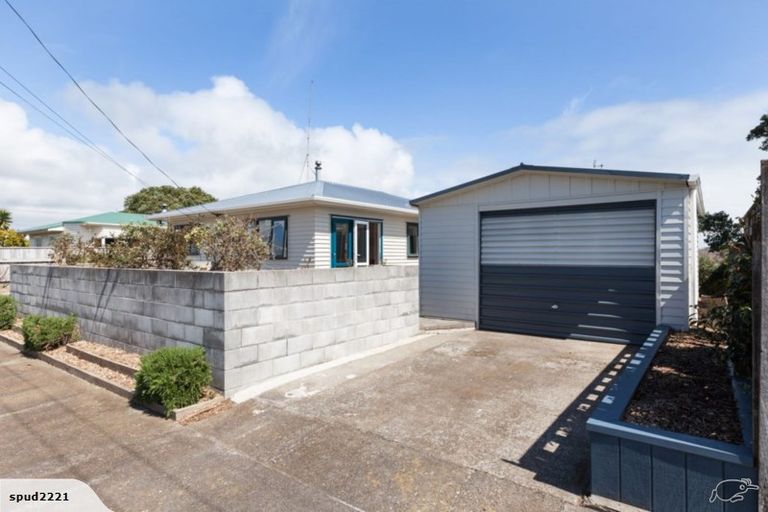 Photo of property in 17 York Crescent, Westown, New Plymouth, 4310