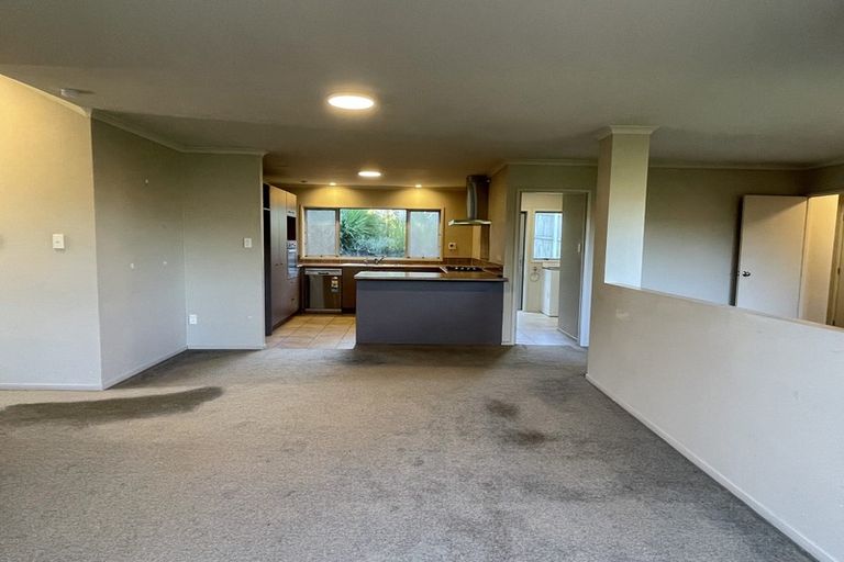 Photo of property in 14 Springtide Place, Red Beach, 0932